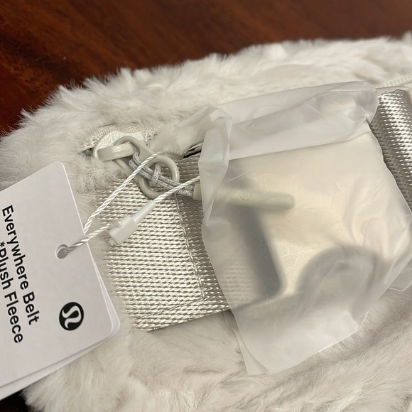 Lululemon Everywhere Belt Bag Plush Fleece Bone Silver NWT - Picture 8 of 8